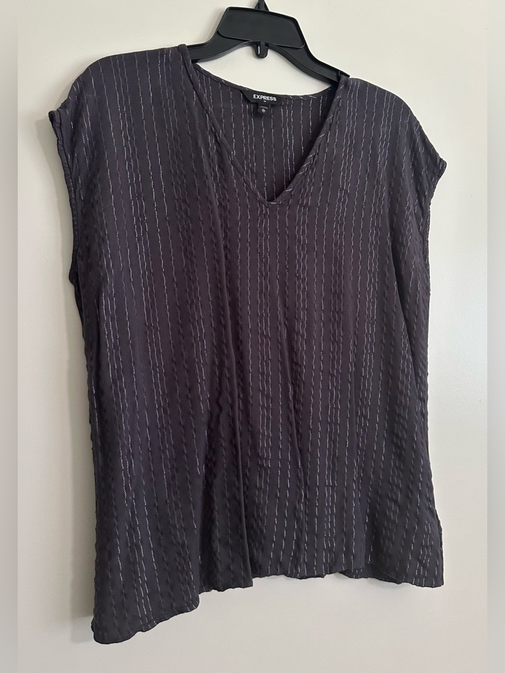 Express Women’s Gray V-Neck Cap Sleeve Top